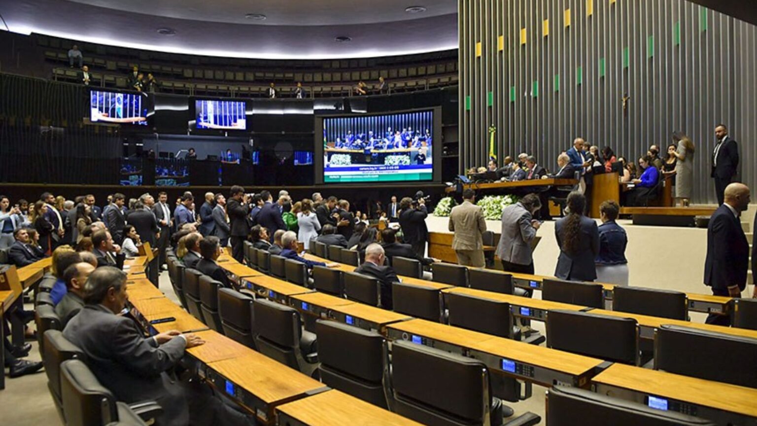 Uma lei foi aprovada no Congresso. O que ainda precisa acontecer para ela valer de verdade?